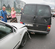 Vilniaus centre vienas po kito susidūrė 4 automobiliai
