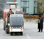 Visus darbus stebi žydų bendruomenės atstovai.