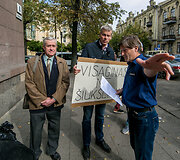 Visaginiečiai surengė piketą prie Aplinkos apsaugos ministerijos Vilniuje