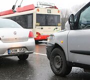 Eismo įvykis esant slidžiai kelio dangai
