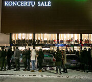 Žmonių eilė prie &bdquo;Compensa&ldquo; koncertų salės