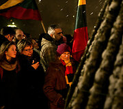 Prie Seimo uždegti Sausio 13-osios atminimo laužai.