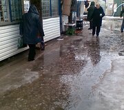 Kalvarijų turguje pirkėjai braido po balas