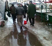 Kalvarijų turguje pirkėjai braido po balas