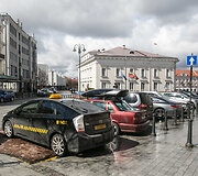 Taksi automobiliai prie &Scaron;v. Kazimiero bažnyčios