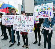 Rusi&scaron;kų mokyklų mitingas prie savivaldybės