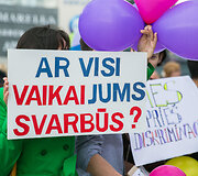 Rusi&scaron;kų mokyklų mitingas prie savivaldybės