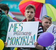 Rusi&scaron;kų mokyklų mitingas prie savivaldybės