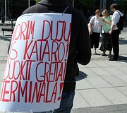 Už energetinę Lietuvos nepriklausomybę protestuota originaliai &ndash; prisirakinus prie radiatorių