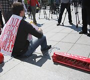 Už energetinę Lietuvos nepriklausomybę protestuota originaliai &ndash; prisirakinus prie radiatorių