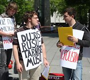 Už energetinę Lietuvos nepriklausomybę protestuota originaliai &ndash; prisirakinus prie radiatorių