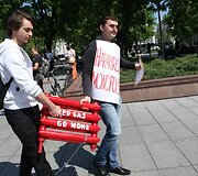 Už energetinę Lietuvos nepriklausomybę protestuota originaliai &ndash; prisirakinus prie radiatorių