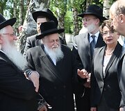 Senųjų žydų kapinių teritorijoje &scaron;alia Sporto rūmų mirusiųjų atminimas įamžintas specialia lenta.