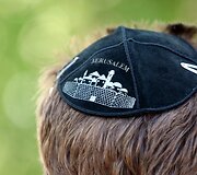 Senųjų žydų kapinių teritorijoje &scaron;alia Sporto rūmų mirusiųjų atminimas įamžintas specialia lenta.