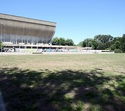 Senųjų žydų kapinių teritorijoje &scaron;alia Sporto rūmų mirusiųjų atminimas įamžintas specialia lenta.