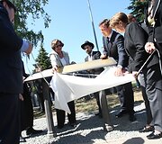 Senųjų žydų kapinių teritorijoje &scaron;alia Sporto rūmų mirusiųjų atminimas įamžintas specialia lenta.