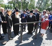Senųjų žydų kapinių teritorijoje &scaron;alia Sporto rūmų mirusiųjų atminimas įamžintas specialia lenta.