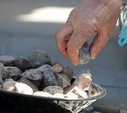 Senųjų žydų kapinių teritorijoje &scaron;alia Sporto rūmų mirusiųjų atminimas įamžintas specialia lenta.