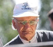 Senųjų žydų kapinių teritorijoje &scaron;alia Sporto rūmų mirusiųjų atminimas įamžintas specialia lenta.