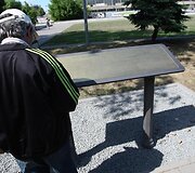 Senųjų žydų kapinių teritorijoje &scaron;alia Sporto rūmų mirusiųjų atminimas įamžintas specialia lenta.