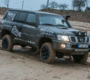 Su senu "Nissan Patrol" į Afrikos dykumas