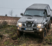 Su senu "Nissan Patrol" į Afrikos dykumas