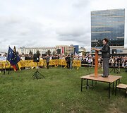 Lenkų protesto mitingas prie Lietuvos respublikos Seimo
