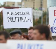 Lenkų protesto mitingas prie Lietuvos respublikos Seimo