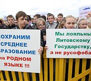 Lenkų protesto mitingas prie Lietuvos respublikos Seimo