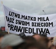 Lenkų protesto mitingas prie Lietuvos respublikos Seimo