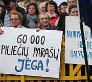Lenkų protesto mitingas prie Lietuvos respublikos Seimo