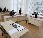 Auk&scaron;čiausiasis Teismas su prokuroru ir abiejų &scaron;alių advokatais sprendžia, ką daryti su garsiąja pedofilijos byla.