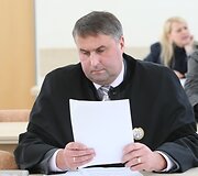 Auk&scaron;čiausiasis Teismas su prokuroru ir abiejų &scaron;alių advokatais sprendžia, ką daryti su garsiąja pedofilijos byla.