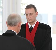 Auk&scaron;čiausiasis Teismas su prokuroru ir abiejų &scaron;alių advokatais sprendžia, ką daryti su garsiąja pedofilijos byla.