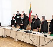 Auk&scaron;čiausiasis Teismas su prokuroru ir abiejų &scaron;alių advokatais sprendžia, ką daryti su garsiąja pedofilijos byla.