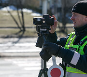 Vilniaus kelių policija matuoja greitį