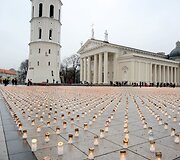 Katedros aik&scaron;tėje buvo uždegtos 15 377 žvakutės, kurių liepsnelės simbolizavo kiekvieną nepriklausomos Lietuvos keliuose užgesusią gyvybę. 