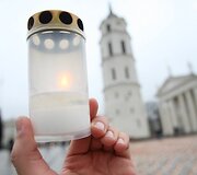 Katedros aik&scaron;tėje buvo uždegtos 15 377 žvakutės, kurių liepsnelės simbolizavo kiekvieną nepriklausomos Lietuvos keliuose užgesusią gyvybę. 