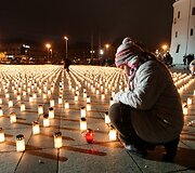 Katedros aik&scaron;tėje buvo uždegtos 15 377 žvakutės, kurių liepsnelės simbolizavo kiekvieną nepriklausomos Lietuvos keliuose užgesusią gyvybę.