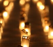 Katedros aik&scaron;tėje buvo uždegtos 15 377 žvakutės, kurių liepsnelės simbolizavo kiekvieną nepriklausomos Lietuvos keliuose užgesusią gyvybę.