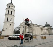 Katedros aik&scaron;tėje stovės dirbtinė eglė