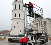 Katedros aik&scaron;tėje stovės dirbtinė eglė