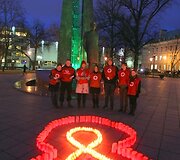 Žvakės V.Kudirkos aik&scaron;tėje degė kovos su AIDS dienos proga.