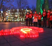 Žvakės V.Kudirkos aik&scaron;tėje degė kovos su AIDS dienos proga.