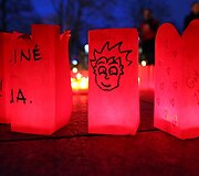 Žvakės V.Kudirkos aik&scaron;tėje degė kovos su AIDS dienos proga.