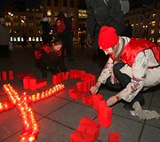 Žvakės V.Kudirkos aik&scaron;tėje degė kovos su AIDS dienos proga.