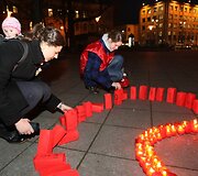 Žvakės V.Kudirkos aik&scaron;tėje degė kovos su AIDS dienos proga.