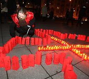 Žvakės V.Kudirkos aik&scaron;tėje degė kovos su AIDS dienos proga.