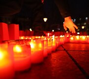 Žvakės V.Kudirkos aik&scaron;tėje degė kovos su AIDS dienos proga.