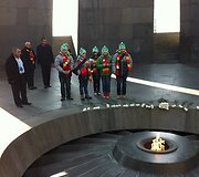 Lietuvių delegacija padėjo gėlių armėnų tautos genocido memoriale